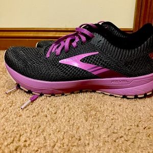 Brooks tennis shoes